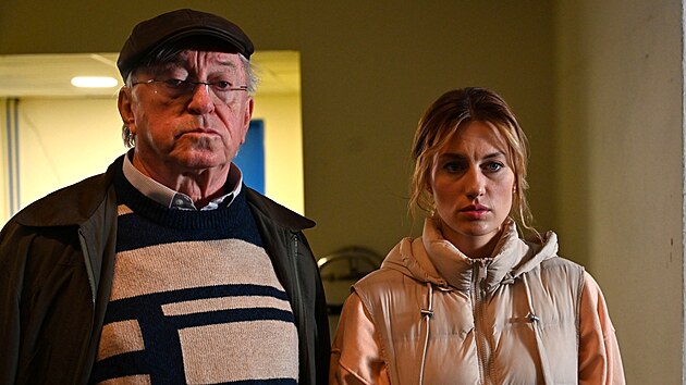 Jiří Lábus a Natalia Germani ve filmu Neporazitelní