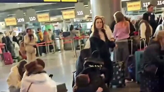 Zpožděné lety na moskevském letišti kvůli ukrajinským dronům. (7. května 2025) Zpožděné lety na moskevském letišti kvůli ukrajinským dronům. (7. května 2025)