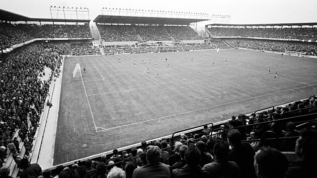 Nový stadion Sparty na Letné při otevíracím utkání v roce 1969. Stejně vypadal... Nový stadion Sparty na Letné při otevíracím utkání v roce 1969. Stejně vypadal...