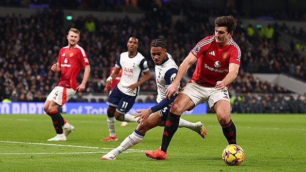 Momentka z utkání mezi Tottenhamem a Manchesterem United. Harry Maguire se... Momentka z utkání mezi Tottenhamem a Manchesterem United. Harry Maguire se...