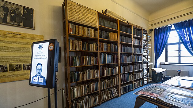 Moravské zemské muzeum v Brně přidalo do expozice věnující se Karlu Absolonovi digitálního avatara tohoto archeologa, speleologa a objevitele Věstonické venuše. Ten je díky umělé inteligenci schopen mluvit s návštěvníky a odpovídat na jejich dotazy o Absolonově práci i životě.