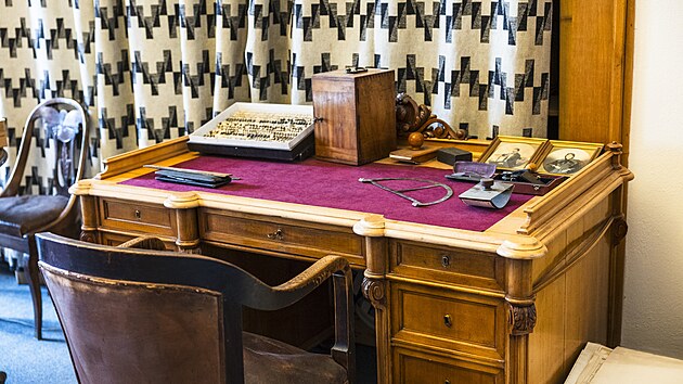 Moravské zemské muzeum v Brně přidalo do expozice věnující se Karlu Absolonovi digitálního avatara tohoto archeologa, speleologa a objevitele Věstonické venuše. Ten je díky umělé inteligenci schopen mluvit s návštěvníky a odpovídat na jejich dotazy o Absolonově práci i životě.