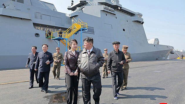 Severokorejský vůdce Kim Čong-un se svou dcerou Kim Ju Ae navštěvuje... Severokorejský vůdce Kim Čong-un se svou dcerou Kim Ju Ae navštěvuje...