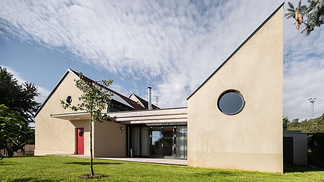 Manželé lékaři oslovili architekty s přáním upravit starší venkovský dům tak,... Manželé lékaři oslovili architekty s přáním upravit starší venkovský dům tak,...