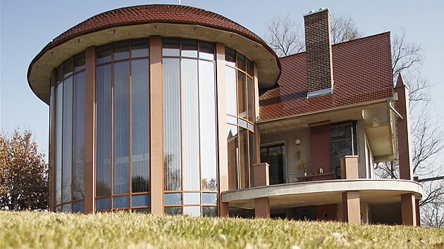 Vila podnikatele Miloše Holečka vyrostla v rozporu s územním plánem pár desítek metrů za hranicí určenou pro obytnou výstavbu.