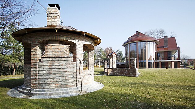 Vila podnikatele Miloše Holečka vyrostla v rozporu s územním plánem pár desítek metrů za hranicí určenou pro obytnou výstavbu.