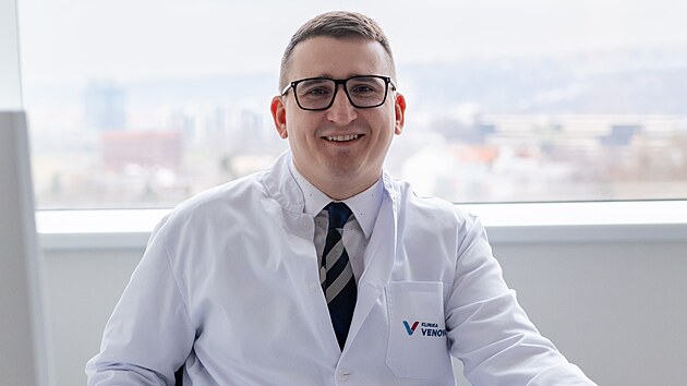 Medicína pro něj byla jasná volba. Po dokončení lékařské fakulty však nenastoupil do některé z českých nemocnic, ale odešel pracovat do Německa. Nevidí na tom nic špatného. „Získané zkušenosti si nenesu jen pro sebe – přináším je s sebou zpět,“ říká cévní chirurg Anton Karalko a majitel kliniky Venova, kterou založil po návratu do Česka. Medicína pro něj byla jasná volba. Po dokončení lékařské fakulty však nenastoupil do některé z českých nemocnic, ale odešel pracovat do Německa. Nevidí na tom nic špatného. „Získané zkušenosti si nenesu jen pro sebe – přináším je s sebou zpět,“ říká cévní chirurg Anton Karalko a majitel kliniky Venova, kterou založil po návratu do Česka.