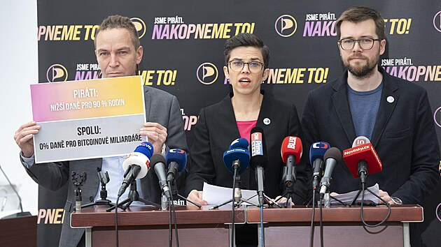 Tisková konference pořádaná Pirátskou stranou. (3. června 2025) Tisková konference pořádaná Pirátskou stranou. (3. června 2025)