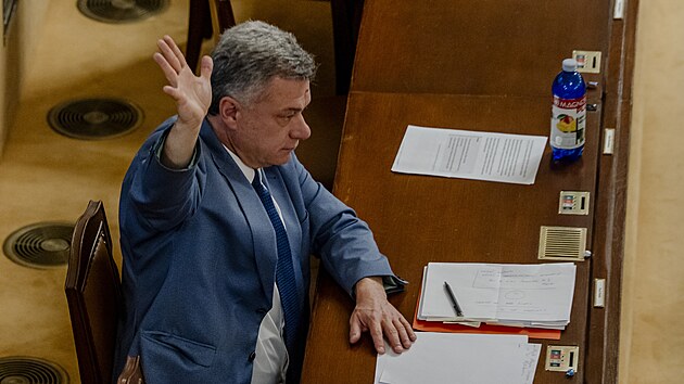 Ministr spravedlnosti Pavel Blažek, který se chystá opustit svou funkci, nakonec dorazil do Sněmovny. Žádala o to i většina poslanců. (5. června 2025)