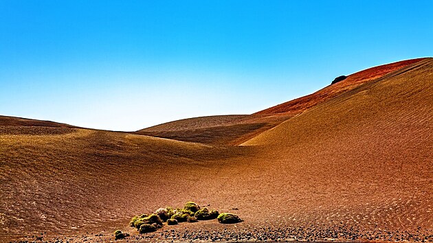 Posledním národním parkem, který nám ještě chybí do španělské série, je Timanfaya. Nachází se na Lanzarote a je silně poznamenána sopečnou erupcí. Ta v roce 1730 lávou překryla třetinu ostrova a vytvořila krajinnou scenérii, která připomíná planetu Mars.