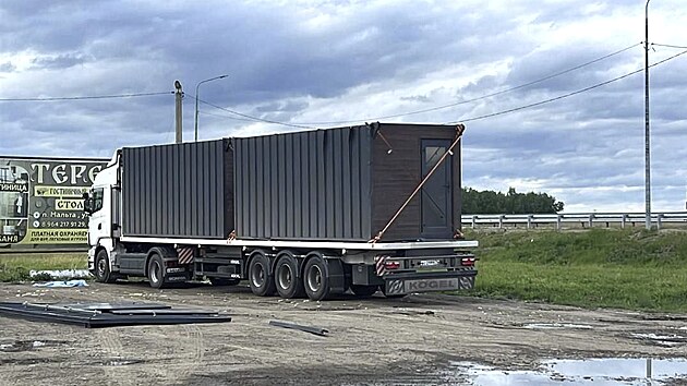 Nákladní automobil, z něhož byly podle Rusů vypuštěny některé ukrajinské drony,... Nákladní automobil, z něhož byly podle Rusů vypuštěny některé ukrajinské drony,...