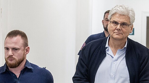 Obvodní soud pro Prahu 5 se zabývá žádostí bývalého ředitele motolské nemocnice Miloslava Ludvíka o propuštění z vazby. (9. června 2025)