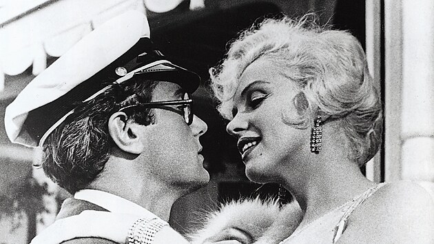Tony Curtis zazářil v komedii Někdo to rád horké po boku Marilyn Monroe. Později se přiznal, že ji vždy miloval.