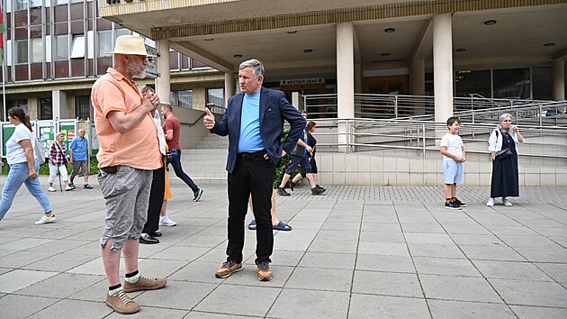 Happening proti zákazu školní akce, před radnicí ve Vsetíně. Starosta Jiří Čunek (červen 2025)