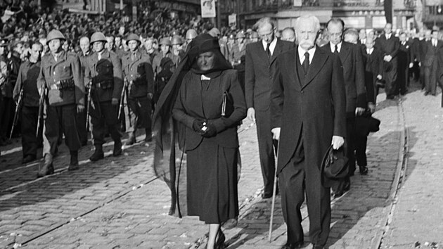 V roce 1947 se prezidentovo zdraví rapidně zhoršovalo. Prodělal mrtvici, ale Hana o jeho stavu úmyslně mlžila, nad Československem se totiž již vznášela komunistická hrozba. Beneš neměl sílu komunistům vzdorovat a v červnu 1948 abdikoval. Oba se stáhli do vily v Sezimově Ústí, kde Edvard Beneš 3. září 1948 zemřel.