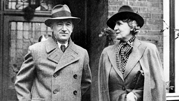 Na konci září 1938 přišla osudová mnichovská konference a 5. října Edvard Beneš abdikoval. Jen pár týdnů poté manželé společně emigrovali. Přes Londýn se dostali do USA, ale nakonec se vrátili zpět do Londýna, kde Beneš založil exilovou vládu. Ani v době exilu během druhé světové války Hana Benešová nerezignovala na svůj styl. I přes omezené možnosti zachovávala důstojnost – nosila jednoduché vlněné kostýmy, které byly v té době v módě, a měla vždy pečlivě upravený účes.