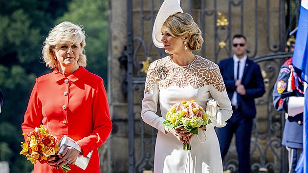 Eva Pavlová oblékla výraznou oranžovou, nejspíš jako vstřícné gesto namířené k vzácným hostům. Oranžová je totiž nizozemskou národní barvou. Zajímavým detailem suplujícím šperky byly výrazné knoflíky. Na podobný oděv vsadila Pavlová už minulý měsíc při návštěvě ukrajinského prezidentského páru.