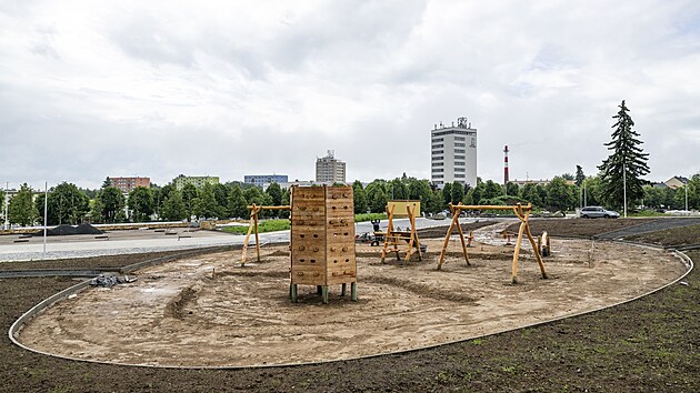 Jič&iacute;n v b&yacute;val&yacute;ch kas&aacute;rn&aacute;ch stav&iacute; infrastrukturu pro novou obytnou čtvrť. (2. června 2025)