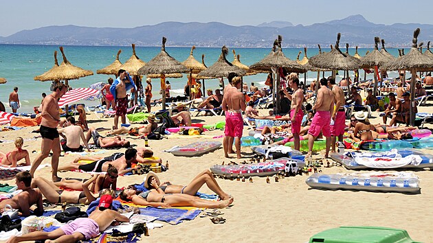 Přelidněná část pláže Playa de Palma, nazvaná El Arenal Přelidněná část pláže Playa de Palma, nazvaná El Arenal