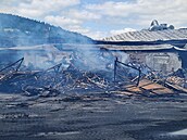 Hasiči i druhý den zůstávají na požářišti pily na zpracování dřeva ve Velkých... Hasiči i druhý den zůstávají na požářišti pily na zpracování dřeva ve Velkých...