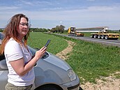 Kamila Králová zaznamenává počty projíždějících aut na silnici I/35 nedaleko... Kamila Králová zaznamenává počty projíždějících aut na silnici I/35 nedaleko...