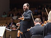 Nový šéfdirigent Komorní filharmonie Pardubice Vahan Mardirossian se ve své... Nový šéfdirigent Komorní filharmonie Pardubice Vahan Mardirossian se ve své...