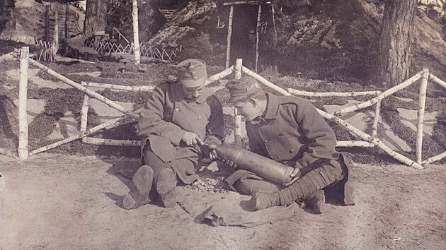 Dvojice vojáků z c. k. zeměbraneckého pěšího pluku č.11 delaboruje dělostřelecký granát ve snaze získat hliník pro výrobu zákopových prstenů.