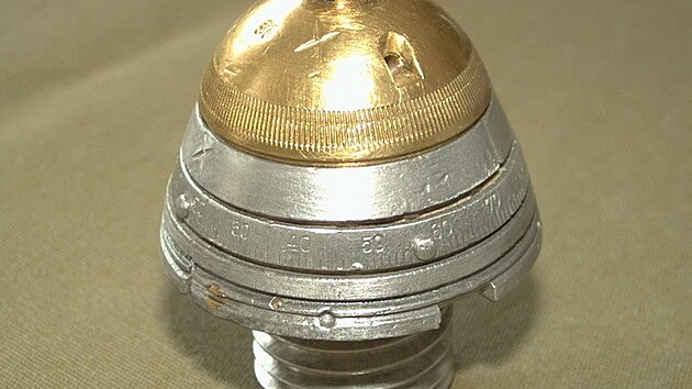 Ruský 22sekundový roznětný dvojitý zapalovač vz. 1899 do polního kanonu vz. 1902 ráže 76,2 mm. Surovina pro výrobu zákopových prstenů.