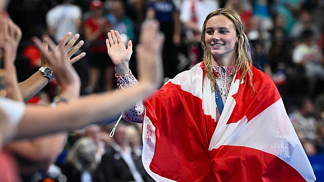 Kanadská plavkyně Summer McIntoshová zdraví fanoušky po polohovém závodu na 200... Kanadská plavkyně Summer McIntoshová zdraví fanoušky po polohovém závodu na 200...