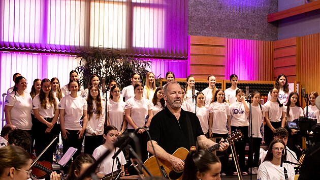 David Koller natočil nový videoklip, s žáky z Folkloriky David Koller natočil nový videoklip, s žáky z Folkloriky