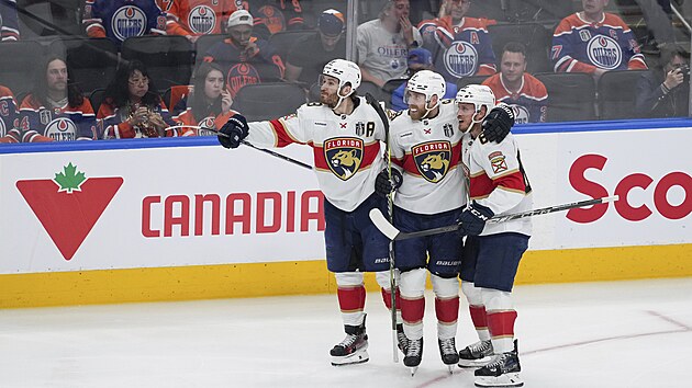 Hráči Floridy se radují z gólu na ledě Edmontonu. Zprava Nate Schmidt, Sam... Hráči Floridy se radují z gólu na ledě Edmontonu. Zprava Nate Schmidt, Sam...
