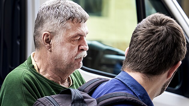 Korupční kauza Motol. Bývalý náměstek Motola Pavel Budinský u soudu. (18. června 2025)