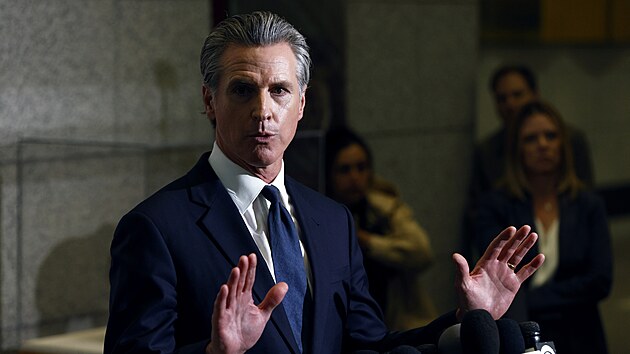 Guvernér Gavin Newsom hovoří v budově Nejvyššího soudu státu Kalifornie v San Franciscu poté, co soudce okresního soudu USA Charles Breyer vydal mimořádné dočasné opatření k zastavení nasazení Národní gardy prezidentem Trumpem. (12. června 2025)