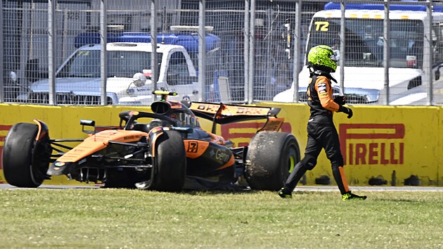 Lando Norris odchází z místa havárie ve Velké ceně Kanady. Lando Norris odchází z místa havárie ve Velké ceně Kanady.