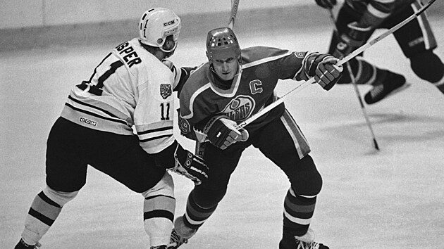 Wayne Gretzky v utkání proti Bostonu v sezoně 1984/85. Wayne Gretzky v utkání proti Bostonu v sezoně 1984/85.