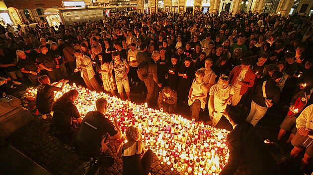 Lidé zapalují svíčky na hlavním náměstí Štýrského Hradce po smrtící střelbě v... Lidé zapalují svíčky na hlavním náměstí Štýrského Hradce po smrtící střelbě v...