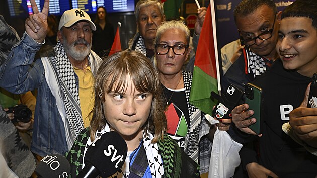 Švédská ekologická a propalestinská aktivistka Greta Thunbergová na letišti ve Stockholmu po deportaci z Izraele. (10. června 2025)