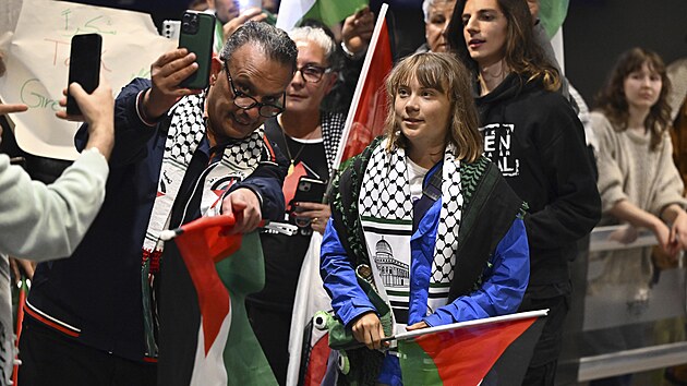 Švédská ekologická a propalestinská aktivistka Greta Thunbergová na letišti ve Stockholmu po deportaci z Izraele. (10. června 2025)