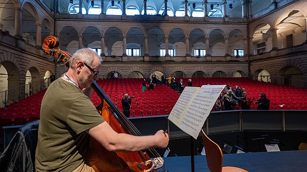 Mezinárodní festival Smetanova Litomyšl se po třech letech vrací na nádvoří litomyšlského zámku. Zcela nové je pódium a posuvné zastřešení. Nová scéna bude příští rok doplněna i o nové hlediště. (7. června 2025)