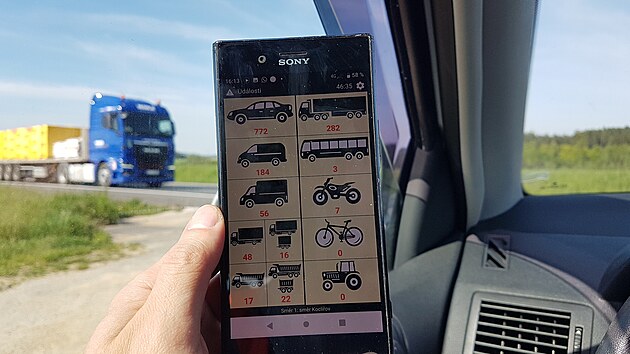 Dobrovolníci sčítají projíždějící auta pomocí aplikace v mobilním telefonu. Stačí vždy stisknout dlaždici s příslušnou kategorií vozidla.