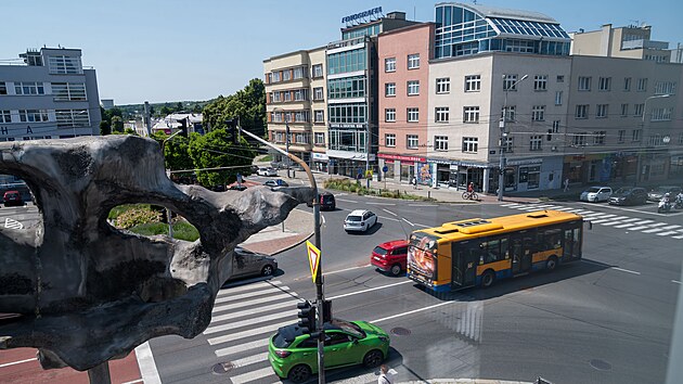 Křižovatka ulic Dlouh&aacute; a tř&iacute;da Tom&aacute;&scaron;e Bati ve Zl&iacute;ně s plastikou Let&iacute;c&iacute; m&uacute;za na budově divadla (červen 2025)