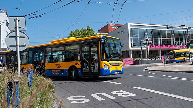 Křižovatka ulic Dlouh&aacute; a tř&iacute;da Tom&aacute;&scaron;e Bati, Zl&iacute;n. Městsk&eacute; divadlo Zl&iacute;n. MHD DSZO (červen 2025)