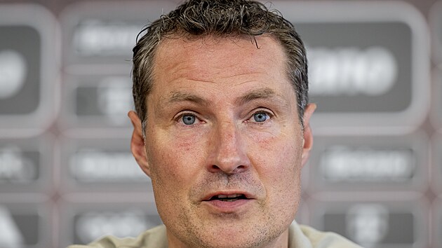 Brian Priske hovoří na tiskové konferenci jako staronový kouč pražské Sparty. Brian Priske hovoří na tiskové konferenci jako staronový kouč pražské Sparty.