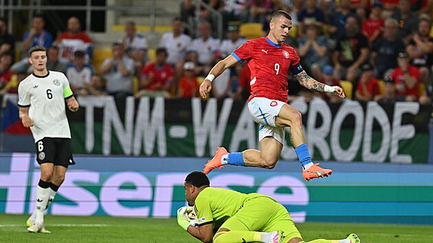 Český kapitán Václav Sejk přeskakuje německého brankáře. Český kapitán Václav Sejk přeskakuje německého brankáře.