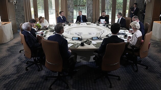 Zasedací pořádek na jednání G7 v Kanadě stejný jako při pózování fotografům... Zasedací pořádek na jednání G7 v Kanadě stejný jako při pózování fotografům...