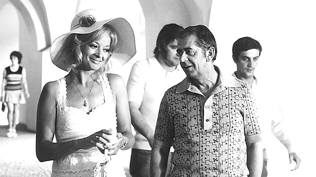 Jana Brejchová a Vlastimil Brodský ve filmu Hodíme se k sobě, miláčku...? (1974)