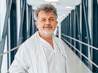 MUDr. Bohumil Zálešák (63), Ph.D. je primářem plastické a estetické chirurgie... MUDr. Bohumil Zálešák (63), Ph.D. je primářem plastické a estetické chirurgie...
