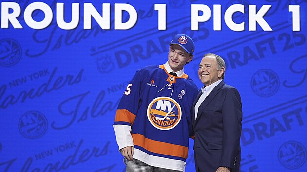 Jednička draftu Matthew Schaefer a komisionář NHL Gary Bettman.