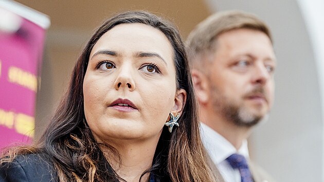 Vít Rakušan a Barbora Urbanová na tiskové konferenci STAN. (25. června 2025)