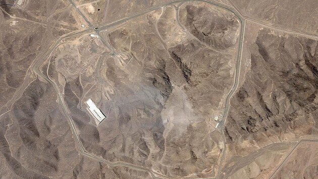 Satelitní snímek společnosti Planet Labs ukazuje íránský podzemní závod na obohacování uranu ve Fordo poté, co na něj zaútočilo americké letectvo. (22. června 2025)